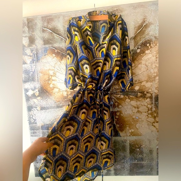 Beautiful Printed Shirt Dress. Size medium. Brand Avirate - Picture 3 of 5